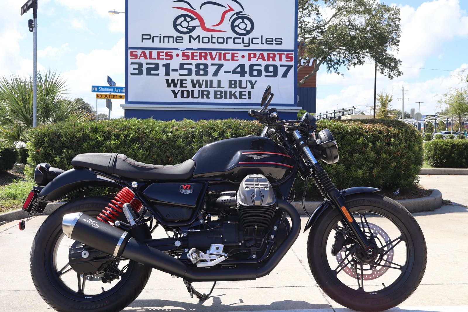 2025 Moto Guzzi V7 Stone